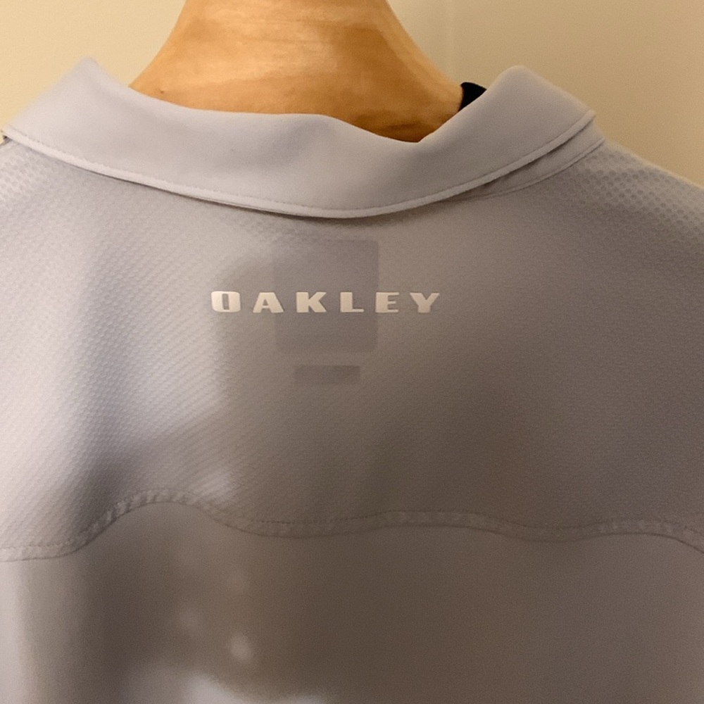 Oakley Men’s Large 2 Button Polo/ Golf Shirt. Short Sleeve, Moisture Wicking - Picture 4 of 5